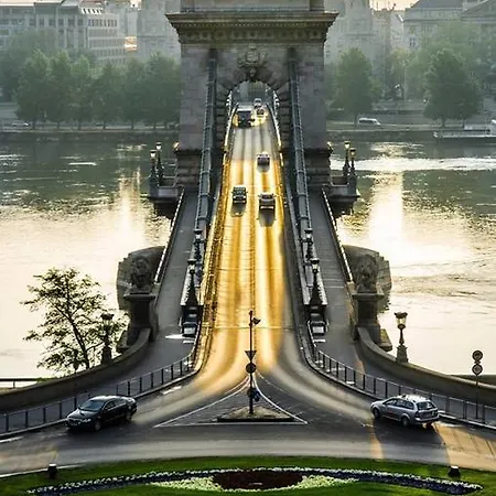 Welcome In To Parliament Apartamento Budapest